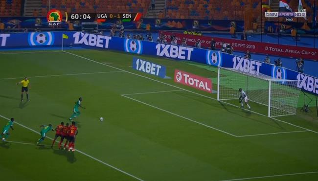 حارس اوغندا يتصدي لركلة جزاء من ماني في كأس امم افريقيا