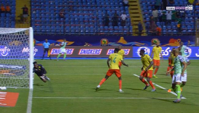 تصدي حارس مرمي الكاميرون الرائع امام نيجيريا