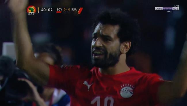 محمد صلاح ينفعل علي الحكم في مباراة مصر وجنوب افريقيا