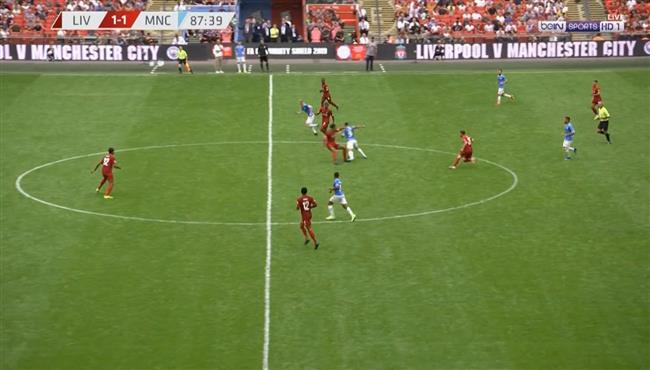 مراوغة جابرييل جيسوس لفان ديك فى مباراة ليفربول ومانشستر سيتى بكأس الدرع الخيرية