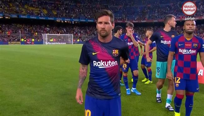 رد فعل ميسي اثناء تسليم الكاس الي سيرجيو بوسكيتس