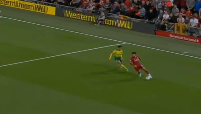 تمريرة رائعة بالكعب من محمد صلاح في مباراة ليفربول ونوريتش سيتي
