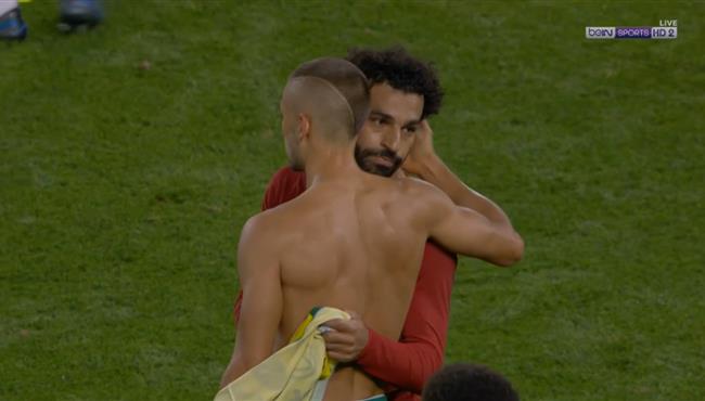 محمد صلاح يبادل قميصه مع لاعب نوريتش سيتي بعد انتهاء المباراة