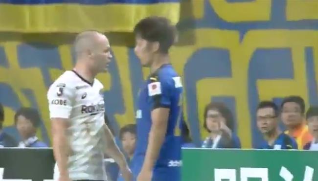 مشاده بين انيستا ولاعب أويتا نرينيتا في الدوري الياباني