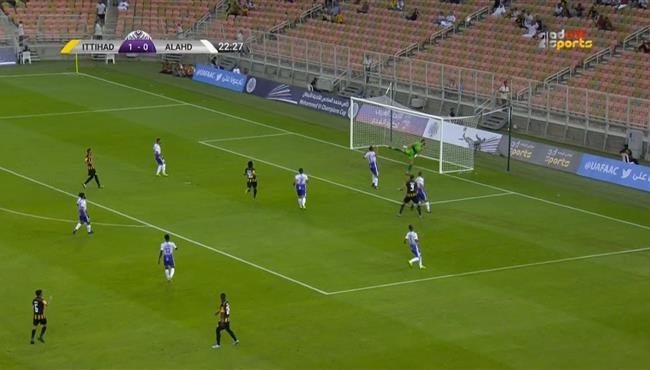 العارضة تحرم لاعب الاتحاد من تسجيل هدف في مرمي العهد