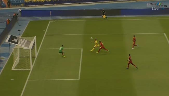 حارس ضمك يتصدي لانفراد من عبد الرزاق حمد الله بالدوري السعودي