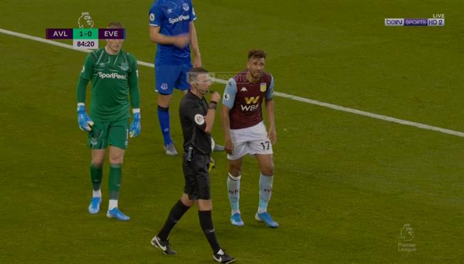 تدخل عنيف من لاعب ايفرتون علي تريزيجيه ومشادة بين اللاعبيين