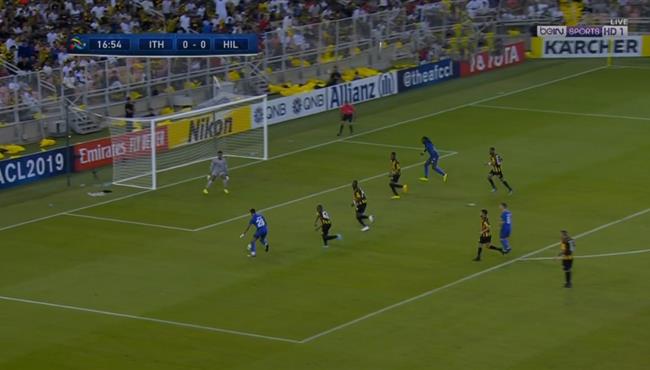 فواز القرني يتصدي لفرصة سالم الدوسري الخطيرة في مباراة الهلال والاتحاد