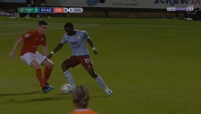 كوبري م متع بالكعب في مباراة استون فيلا وكرو ألكساندرا