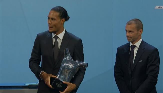 لحظة تتويج فان دايك بجائزة افضل لاعب في اوروبا