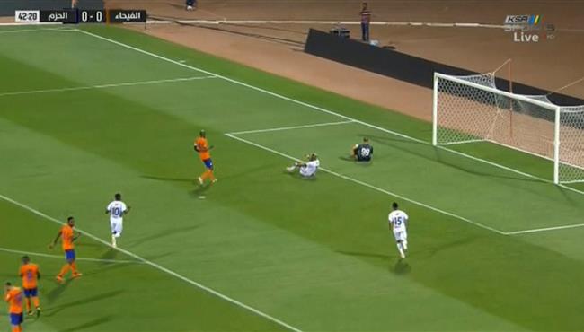 هدف الحزم الاول في مرمي الفيحاء بعد خطأ فادح من الحارس