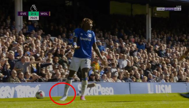 لقطة طريفه في مباراة ايفرتون وولفرهامبتون بالدوري الانجليزي