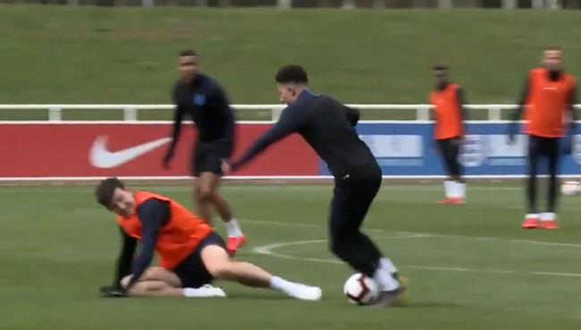 سانشو يتلاعب بـ أغلي مدافع في العالم بتدريبات منتخب انجلترا