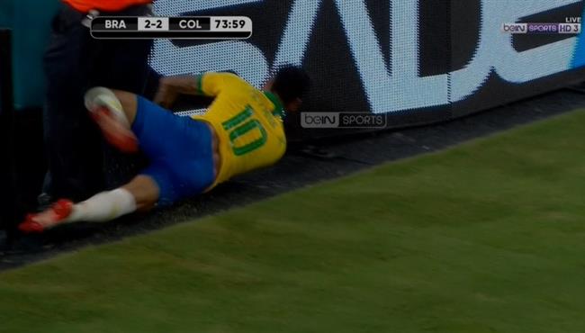 نيمار ينجو من إصابة قوية بعد تدخل عنيف من لاعب كولومبيا
