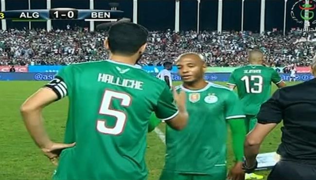 لحظة مشاركة رفيق حليش في مباراة الجزائر وبنين وتحية اللاعبين والجمهور له