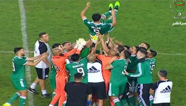 احتفالات لاعبي الجزائر مع رفيق حليش بعد مباراة اعتزاله