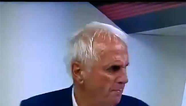 مدرب كوسوفو ينفعل غاضب ا بين شوطي المباراة أمام إنجلترا بتصفيات يورو