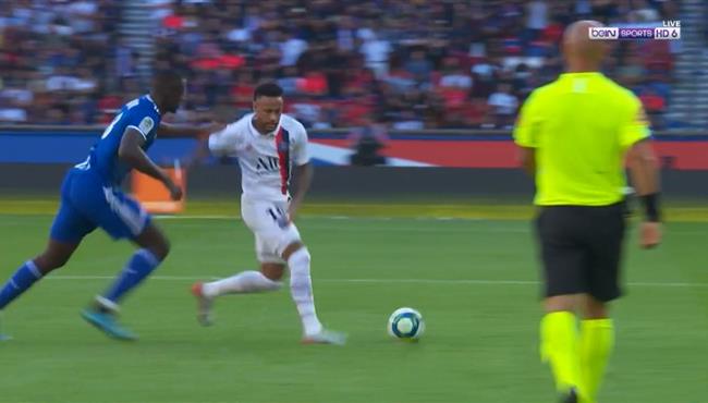 مهارة رائعة من نيمار في مباراة باريس سان جيرمان وستراسبورج