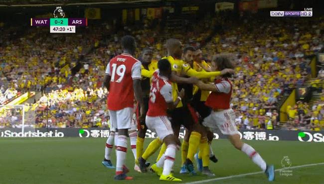 مشاده بين لاعبي ارسنال ولاعبي واتفورد في الدوري الانجليزي