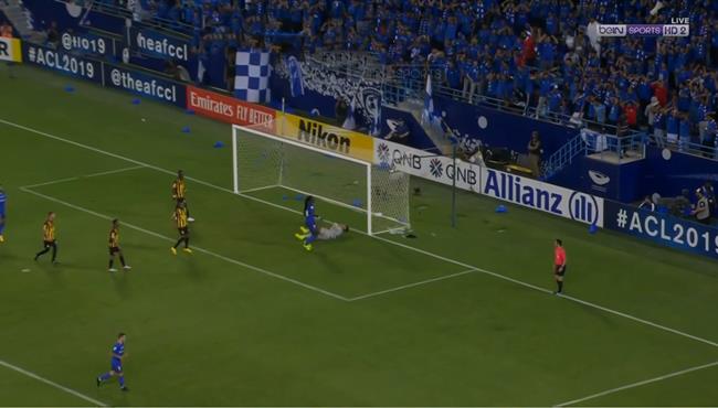 فواز القرني ينقذ مرماه من هدف محقق بتصدي رائع امام الهلال