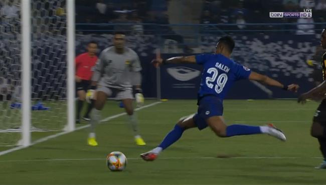 فواز القرني يحرم سالم الدوسري من تسجيل هدف للهلال امام الاتحاد