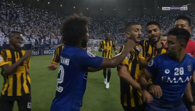 اشتباك سالم الدوسري مع لاعبي الإتحاد في دوري ابطال اسيا