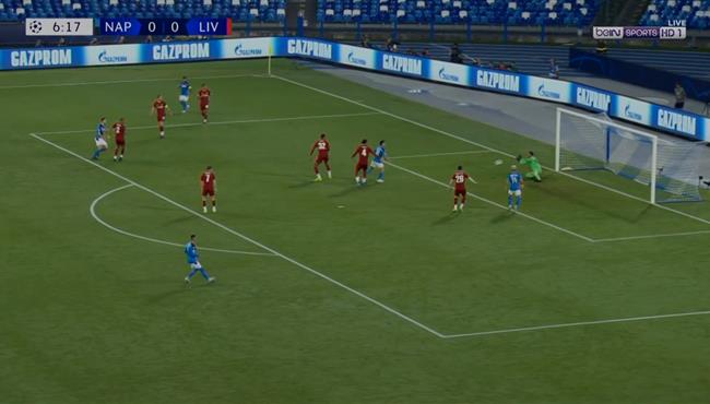 علي مرتين حارس ليفربول يتصدي لفرصة خطيرة من نابولي في دوري ابطال اوروبا