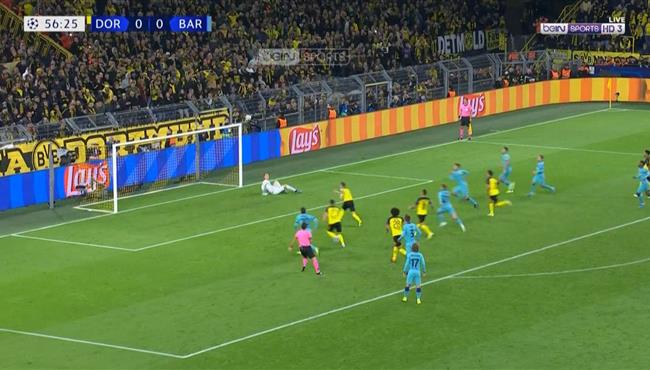 تير شتيجين يتصدي لركلة جزاء امام ماركو رويس في مباراة برشلونة وبورسيا دورتموند