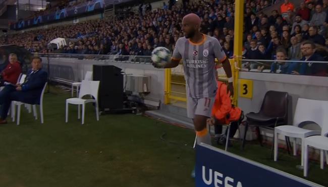 لقطة طريقة من ريان بابل مع مشجع جالطة سراي في دوري ابطال اوروبا