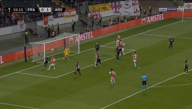 العارضة تحرم تشاكا من تسجيل هدف عالمي امام فرانكفورت بالدوري الاوروبي