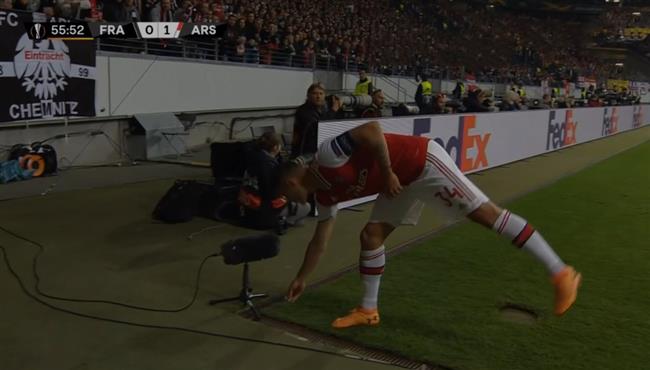 لفتة رائعة من تشاكا في مباراة ارسنال وفرانكفورت بالدوري الاوروبي