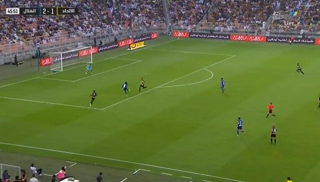 فواز القرني ينقذ مرماه من انفراد امام جوميز بعد خطا قاتل من مدافع الاتحاد