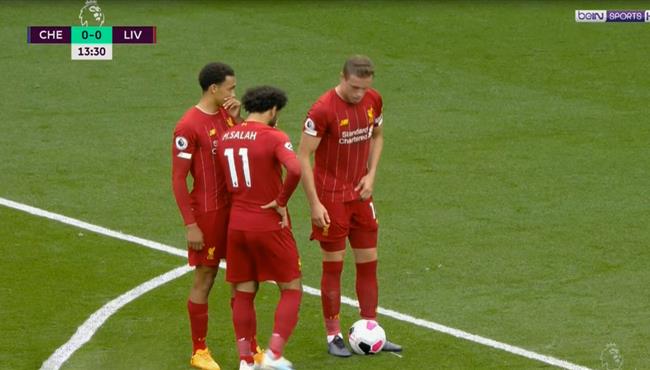 هدف ليفربول الاول الرائع في تشيلسي بعد خدعة من محمد صلاح وأرنولد