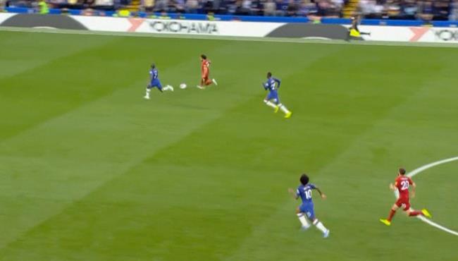 محمد صلاح يفشل في مراوغة كانتي في مباراة ليفربول وتشيلسي