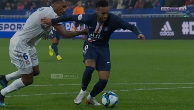 حارس ليون ينقذ فرصه خطيرة من نيمار في الدوري الفرنسي