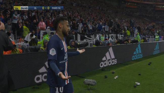 جماهير ليون تلقي بالزجاجات علي نيمار في الدوري الفرنسي