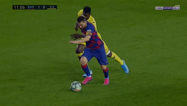 ميسي يضرب لاعب فياريال علي وجهه في الدوري الاسباني