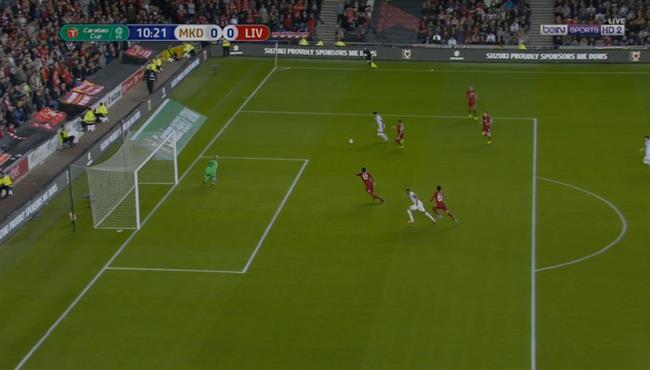 لاعب ميلتون كينز دونز يهدر هدف محقق امام ليفربول في كاس الرابطة الانجليزية