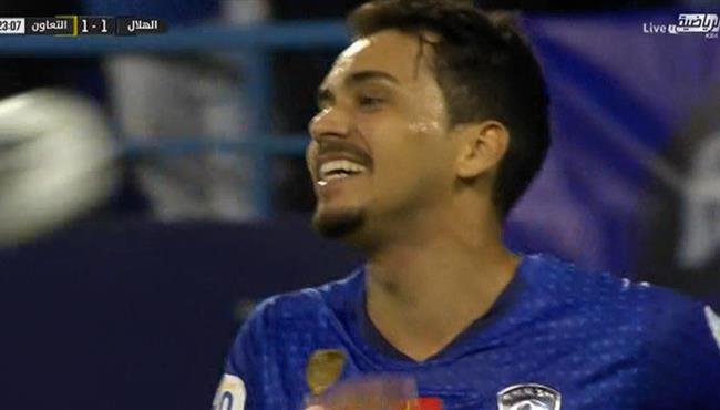 كارلوس ادواردو يهدر انفراد تام بعد خطأ قاتل من مدافع التعاون بالدوري السعودي