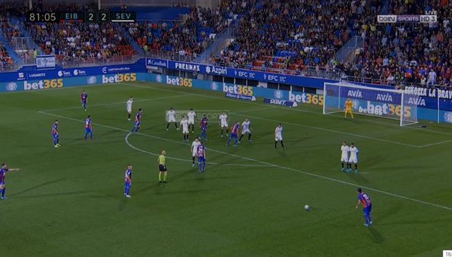 هدف رائع من ركلة حرة في مباراة اشبيلية وايبار بالدوري الاسباني