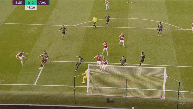 لاعب بيرنلي يهدر فرصة لا تصدق امام مرمي استون فيلا الخالي