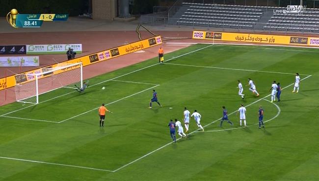 ياسر الموسيليم يتصدي لركة جزاء امام الفيحاء في كاس خادم الحرمين