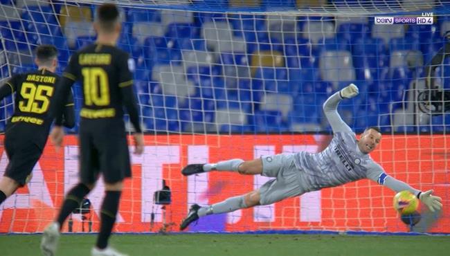 تصدي رائع من سمير هاندانوفيتش ينقذ مرمي انتر ميلان من هدف لنابولي