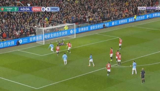 دي خيا يتصدي لانفراد برناردو سيلفا في مباراة مانشستر سيتي ومانشستر يونايتد
