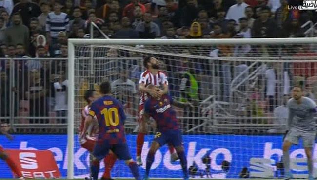 هل حرم الحكم برشلونة من ضربة جزاء امام اتليتكو مدريد