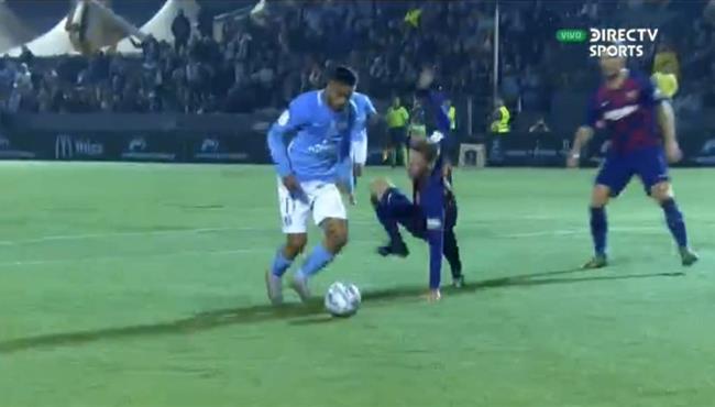 لاعب ابيزا يتلاعب بـ دي يونج والقائم يحرمه من هدف محقق في برشلونة