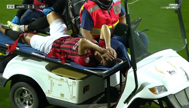 اصابة لاعب الرائد وخروجة امام الاهلي فى الدوري السعودي