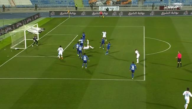 عبد الله المعيوف يتصدي لمقصية رائعة في مباراة الهلال والشباب