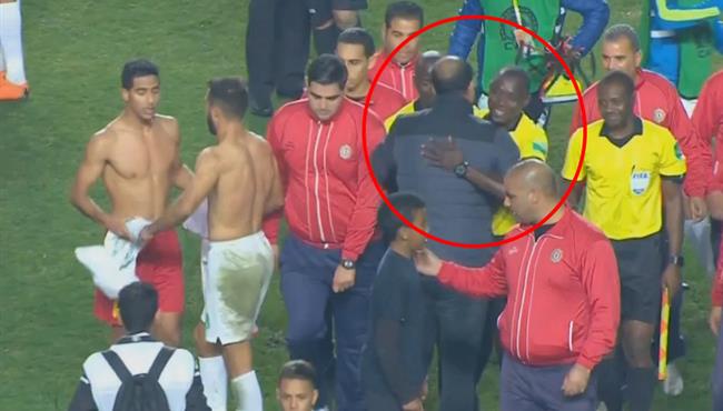 بكاري جاساما يعانق معين الشعباني مدرب الترجي بعد مباراة الرجاء في دوري ابطال افريقيا