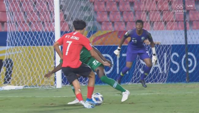 مهارة رائعة من لاعب كوريا الجنوبية وحارس السعودية يحرمه من هدف محقق